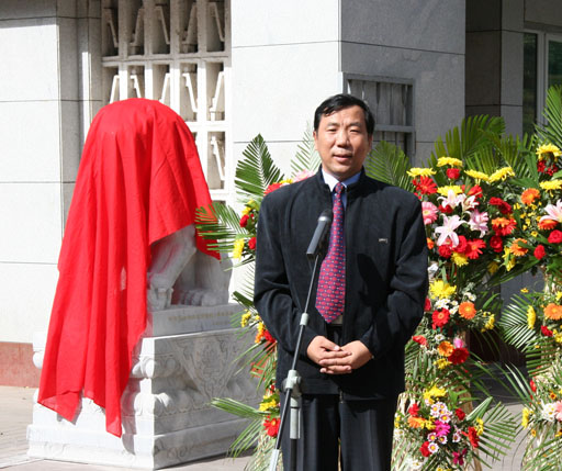副院长杜晓林代表红桃视频
感谢校友的捐赠
